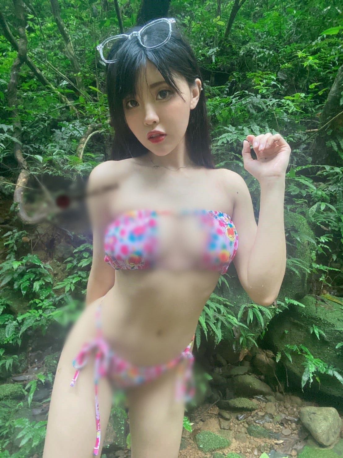 Trong loạt ảnh này, hot girl gợi cảm thoải mái diện bikini hai mảnh, tạo dáng khoe body quyến rũ trong chốn rừng sâu nước thẳm.