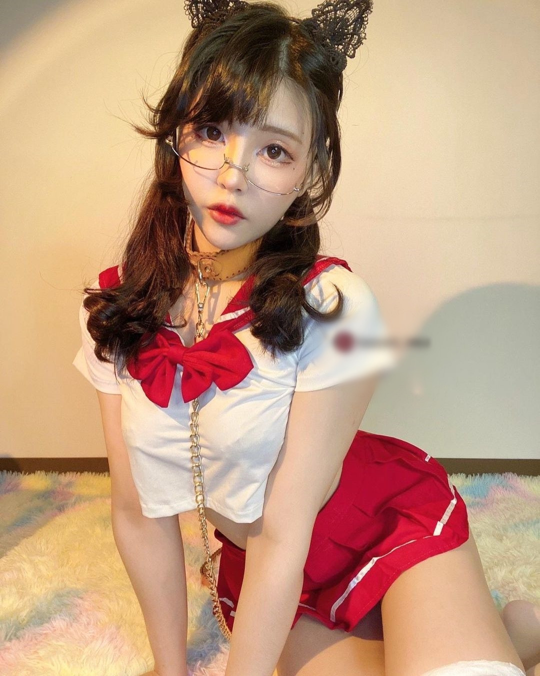 Dù trang phục diễn hay trang phục ở nhà, đồ ngủ hay đồ đi chơi, hot girl này vẫn luôn chọn đồ ngắn, hở.