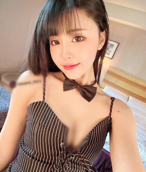 Thực tế, chỉ cần lướt qua trang IG và Facebook cá nhân của Dĩ Lợi cũng có thể thấy, cô nàng cực chuộng phong cách gợi cảm, bốc lửa.