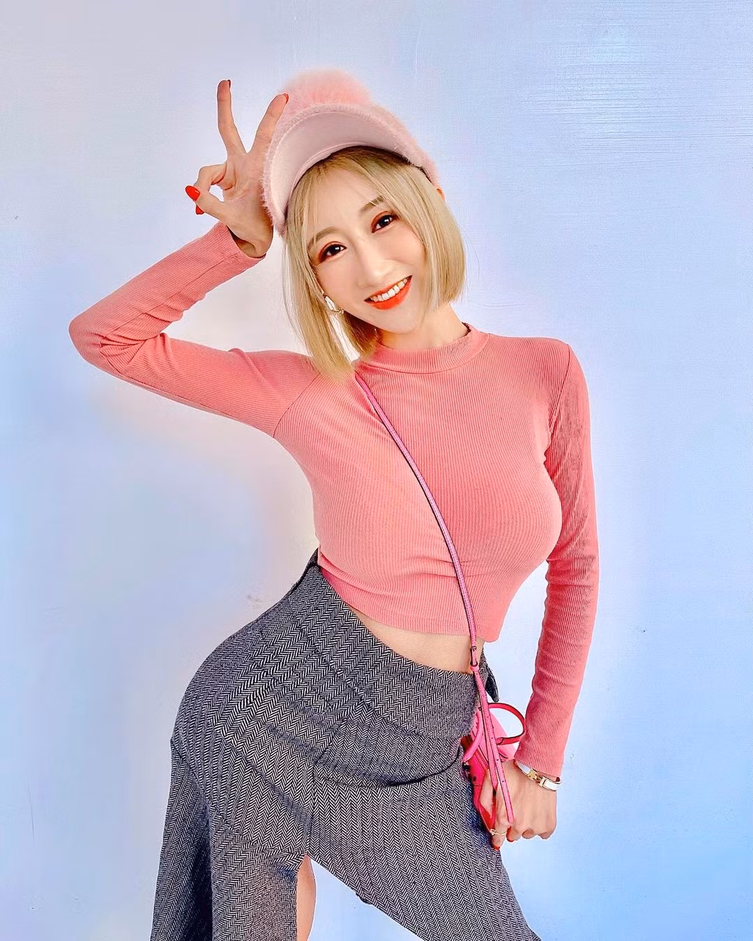 Diệp Ny Ny là một trong những hot girl, người mẫu rất nổi tiếng. Cô nàng sở hữu khuôn mặt xinh đẹp, làn da trắng hồng và thân hình nóng bỏng.