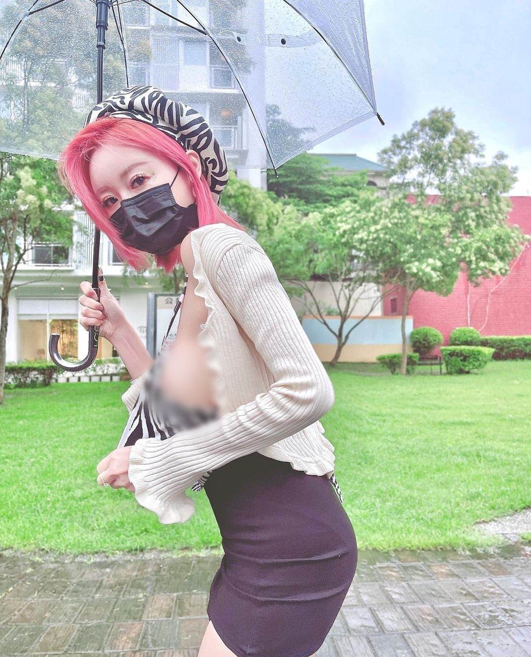 Bất chấp nhiều lời chỉ trích về trang phục, Diệp Ny Ny vẫn trung thành với gu thời trang táo bạo của cô nàng.