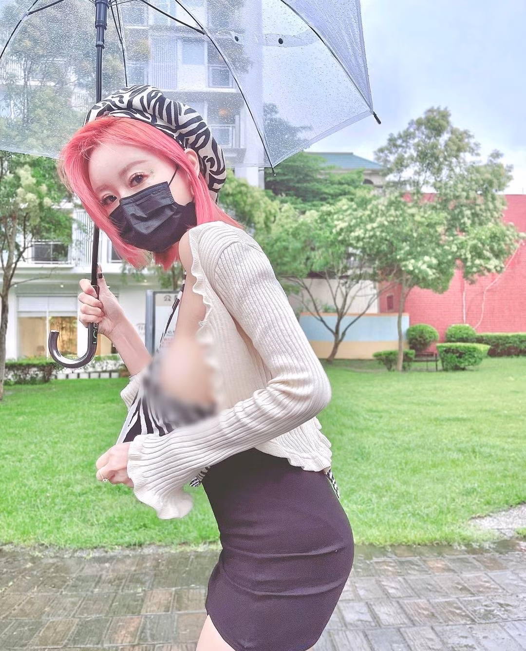 Bất chấp nhiều lời chỉ trích về trang phục, Diệp Ny Ny vẫn trung thành với gu thời trang táo bạo của cô nàng.