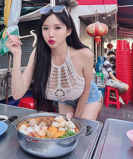 Cô nàng sỡ hữu vòng một lên tới cup E, khiến nhiều fan hâm mộ còn gọi cô là "nữ DJ ngực khủng".