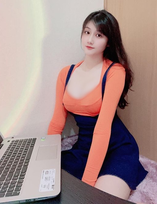 Trong những hình ảnh mà cô nàng chia sẻ trên trang cá nhân, có thể thấy được, dù là ngồi học, ngồi làm việc hay ngồi chơi đàn piano, Ngụy Khải Bồng đều vô cùng xinh đẹp, quyến rũ.