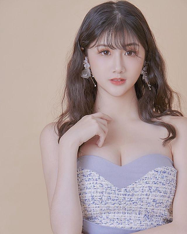 Được xem như một làn gió mới trong vô số các hot girl gợi cảm, Ngụy Khải Bồng chinh phục người hâm mộ nhờ gương mặt xinh đẹp tự nhiên.