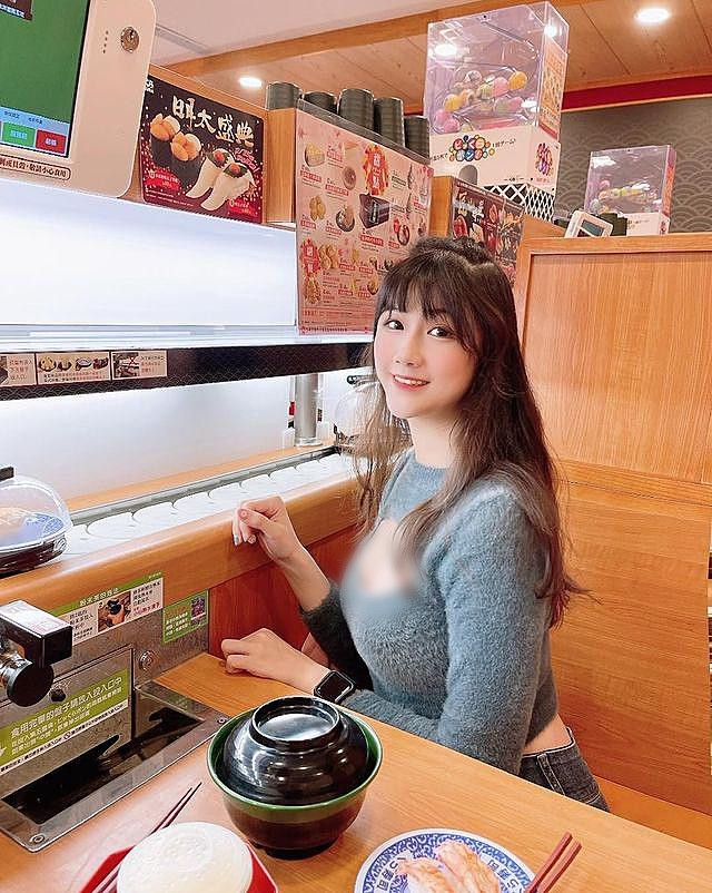 Rất nhanh, có người đã nhận ra, hot girl diện đồ hở hang đi siêu thị này chính là Ngụy Khải Bồng, một trong những hot girl mới nổi.