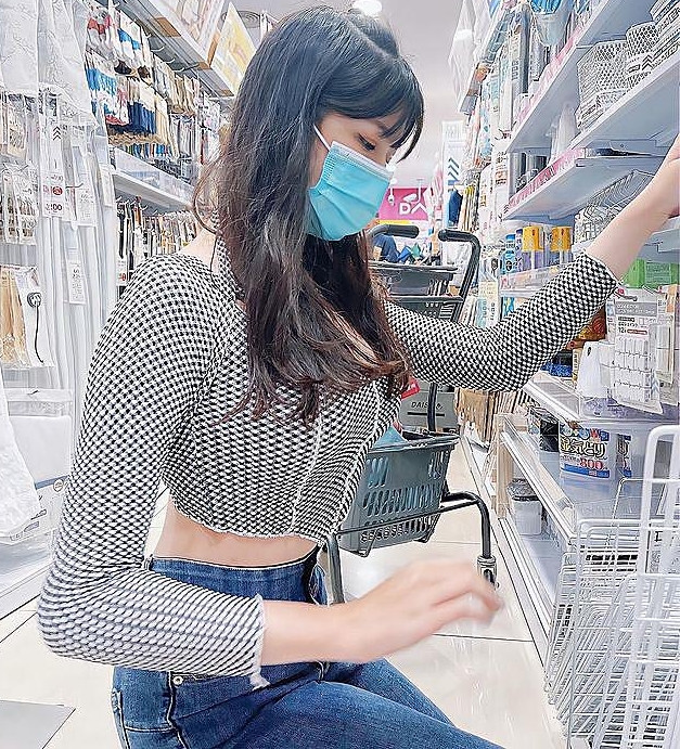 Tuy diện chiếc áo dài tay nhưng thiết kế khoét ngực sâu và ngắn đã khiến hot girl này khoe trọn được bộ ngực khủng và vòng eo thon thả của mình.