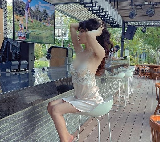 Thế nhưng, điều đó không có nghĩa là Lâm Vi Vi thoải mái ăn mặc phản cảm, bất chấp ánh nhìn kỳ thị của mọi người.