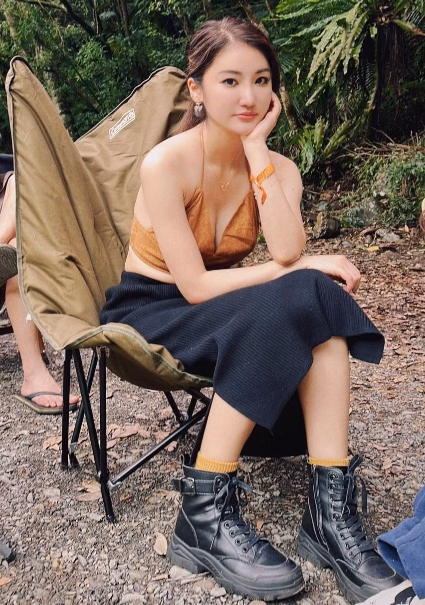 Lần này, chỉ diện nội y và thản nhiên xuất hiện ở nơi công cộng đông người như tàu điện ngầm, Lâm Vi Vi một lần nữa khiến cộng đồng người hâm mộ thất vọng.