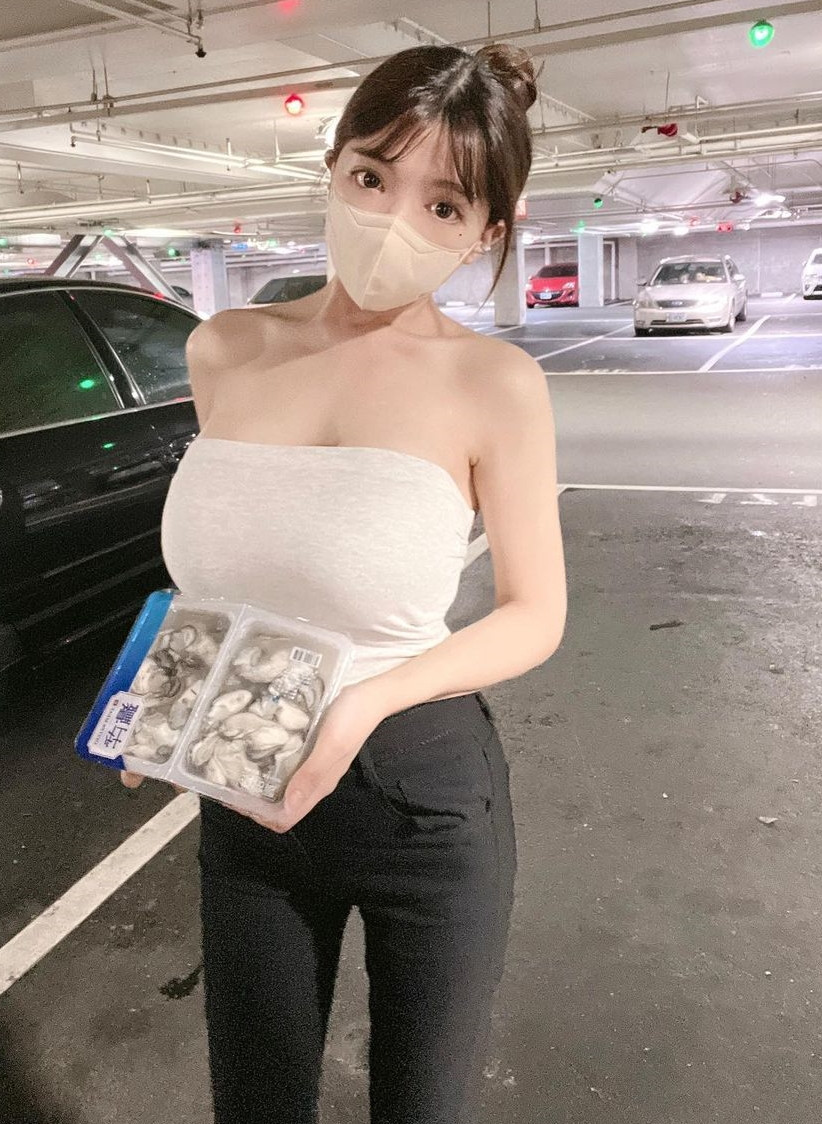 Đa số mọi người đều cho rằng hành động của Tình Tình quá phản cảm, không rõ lý do tại sao cô nàng lại làm như vậy.