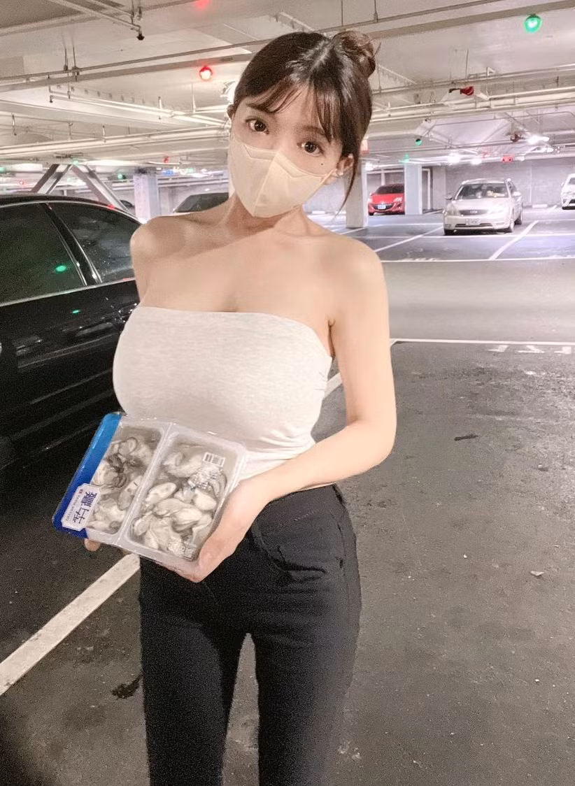 Đa số mọi người đều cho rằng hành động của Tình Tình quá phản cảm, không rõ lý do tại sao cô nàng lại làm như vậy.