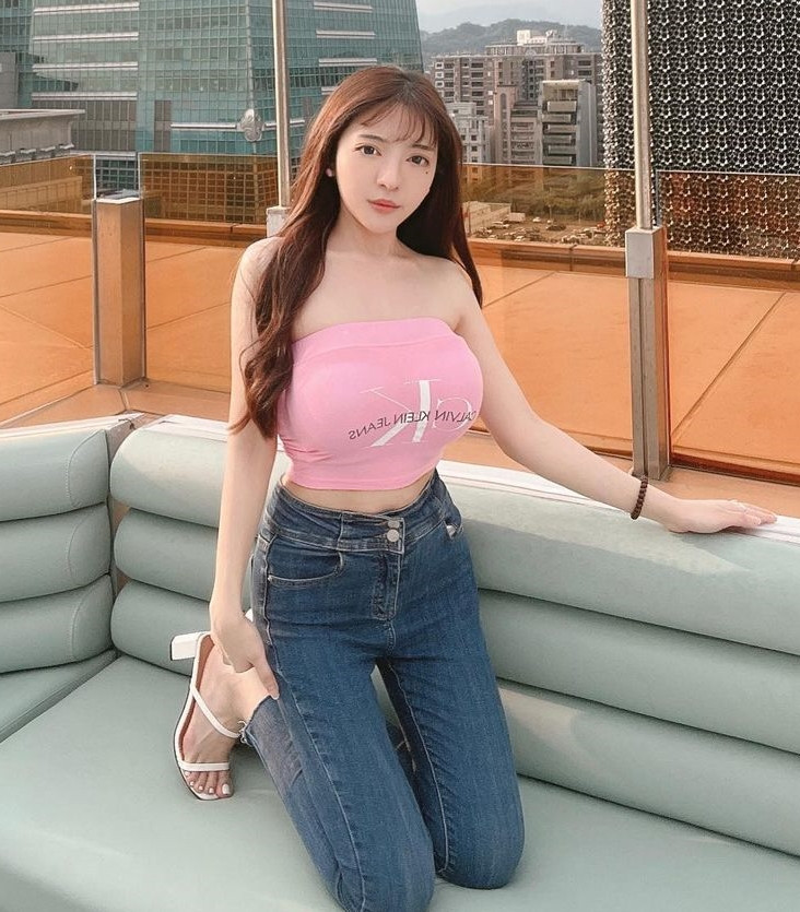 ...cô nàng chỉ im lặng và cho rằng hành động của mình là bình thường, vì thế cô sẽ không xoá ảnh trên trang cá nhân.