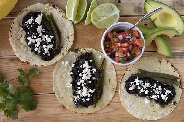 Chính vì vậy, những quả ngô nhiễm nấm trông đáng sợ, có phần ghê rợn lại được bán với mức giá cao hơn khá nhiều ngô bình thường.