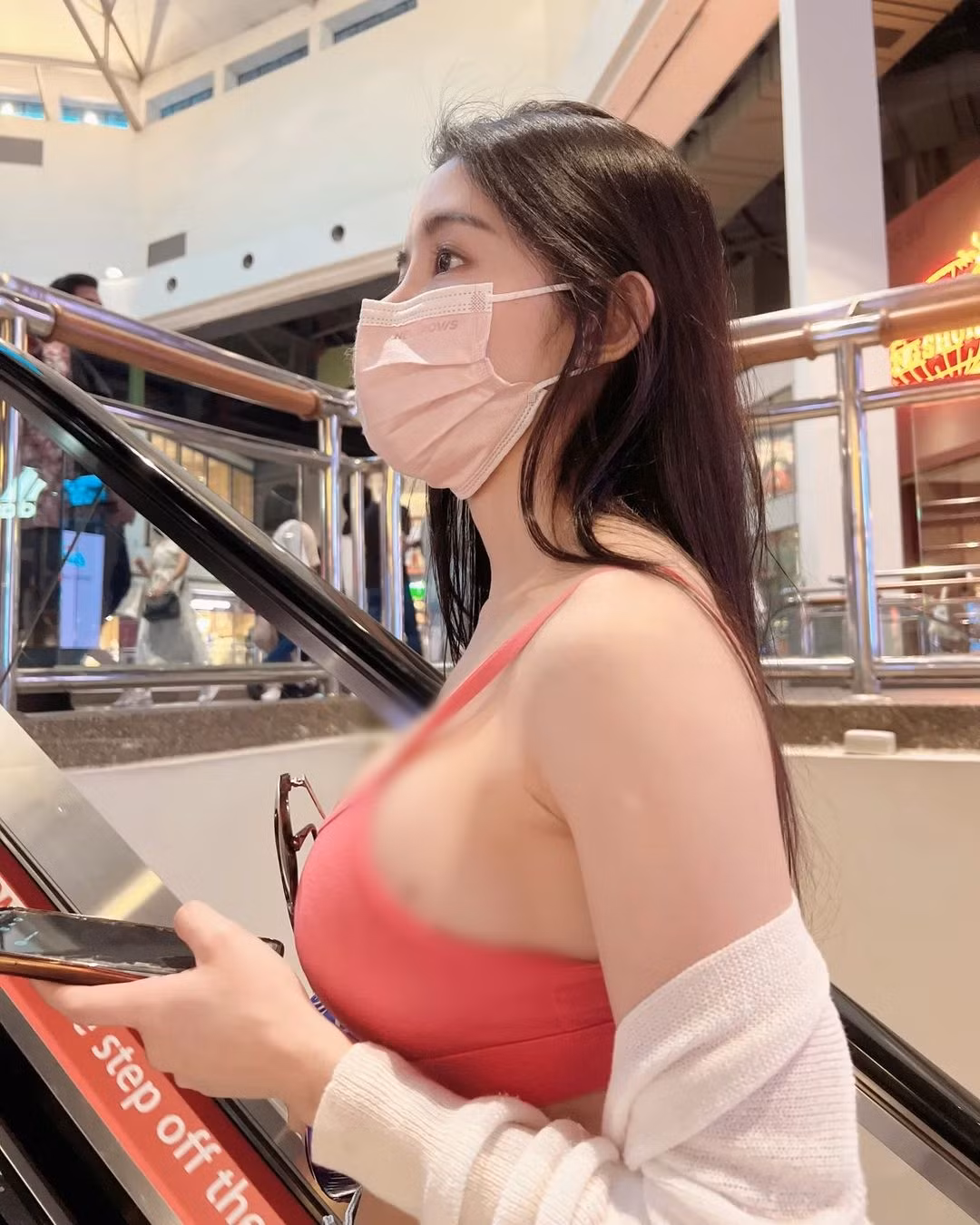 Đáng nói, dù những thiết kế đồ tập không thể che được hết những nơi yếu hại trên cơ thể nhưng hot girl này vẫn vô cùng thoải mái tạo dáng khi đi dạo, đi uống cà phê.