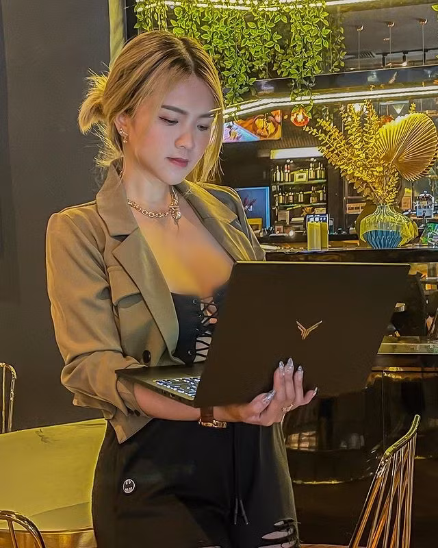 Mier Yap cũng có một cửa hàng riêng chuyên về đồ ăn, thức uống, vật dụng cho thú cưng, được nhiều người yêu thích.