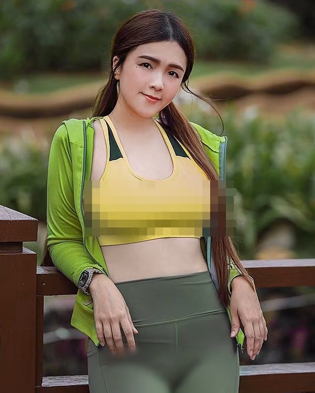 Trước đó, hình ảnh Mier Yap cố tình không mặc miếng lót ngực, để lộ điểm nhạy cảm khi diện đồ tập, đồ thể thao cũng từng gây xôn xao dư luận.