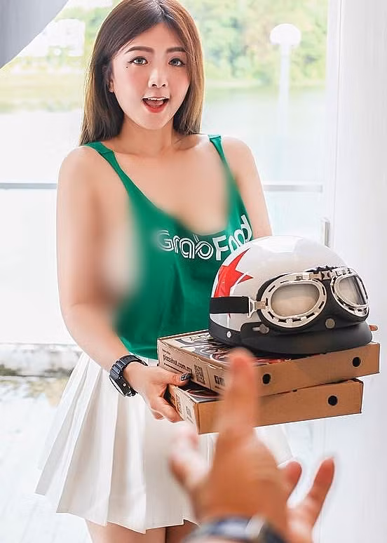 Đáng nói, trong những hình ảnh này, hot girl hoàn toàn "thả rông" vòng một, để lộ thân hình bốc lửa của cô nàng.