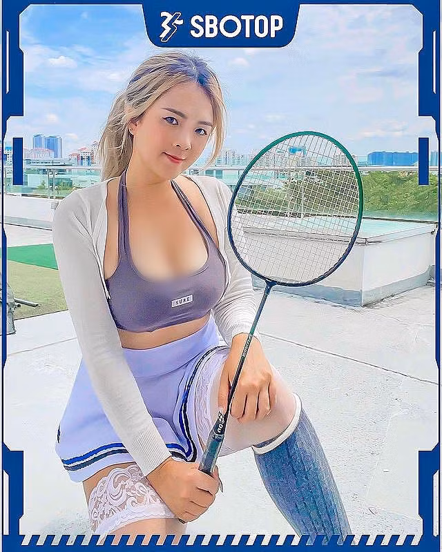 Dù đi dạo phố, đi làm hay chơi thể thao, hot girl Mier Yap đều diện đồ gợi cảm hết mức có thể.