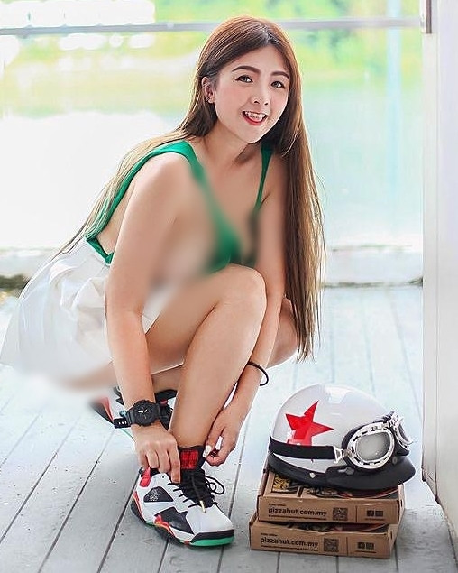 Mới đây, những hình ảnh một hot girl diện đồ Grab food được cắt xẻ theo phong cách gợi cảm đã gây được sự chú ý không nhỏ.