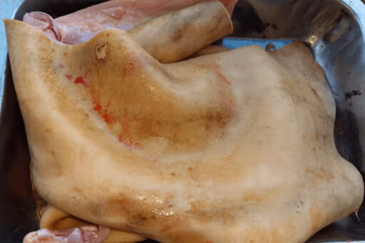 Protein có trong da động vật rất khó tiêu, vì vậy không nên ăn nhiều. Ở nước ngoài, người ta không dùng da động vật làm thực phẩm trực tiếp mà chỉ sử dụng để làm thạch và chất phụ gia hoặc thuộc da trong công nghiệp