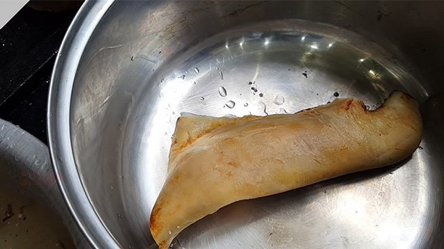 Bộ phận thứ hai là da bò. Da hay bì bò là món rẻ nhiều người thích ăn, tuy nhiên, về nguyên tắc, da động vật cũng là một loại protein, nhưng không có lợi cho sức khỏe.