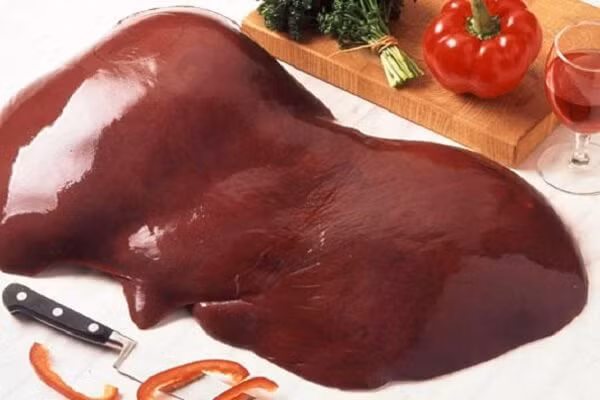 Bên cạnh đó, gan bò cũng rất giàu đồng. Mặc dù nó rất quan trọng nhưng tiêu thụ quá nhiều đồng có thể dẫn đến ngộ độc đồng. Quá nhiều đồng có thể gây ảnh hưởng nghiêm trọng đến sức khỏe như mất hồng cầu, suy thận, suy tim, bệnh gan, tổn thương não.