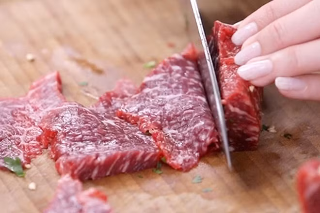 Thế nhưng, thịt bò dù tốt đến đâu vẫn có những bộ phận độc hại, nếu cố chấp ăn những bộ phận này vì sở thích hoặc vì giá rẻ, bạn sẽ trả giá bằng chính sức khoẻ của bản thân và gia đình.