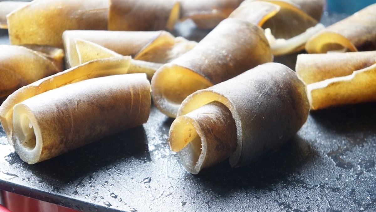 Nếu ăn da lợn, trâu, bò, chúng ta có thể phải đối mặt với nguy cơ tổn thương dạ dày hoặc ruột do lông còn sót lại trong bì có thể cắm vào màng nhầy ở ruột non và dạ dày con người khi được tiêu hoá.