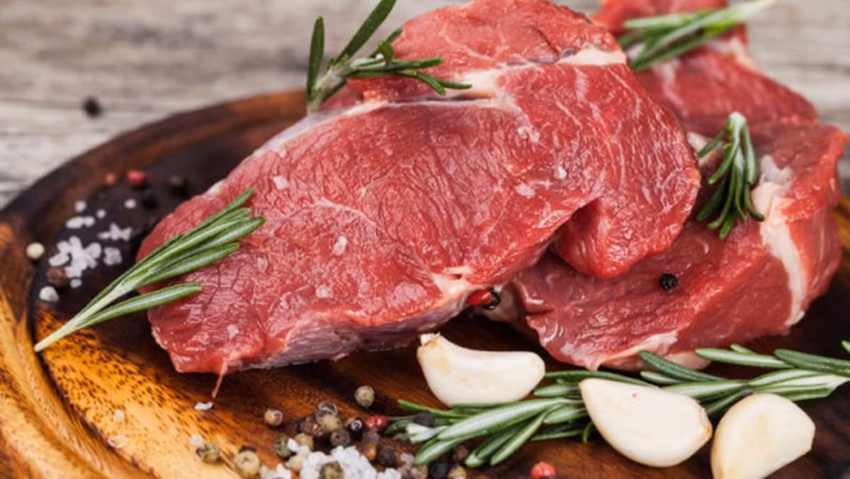 Theo nghiên cứu khoa học, thịt bò là một nguồn protein có giá trị sinh học hiệu quả và sẵn sàng để cơ thể chuyển hóa. Bên cạnh đó, thịt bò cũng được xem là nguồn là protein hoàn chỉnh vì chúng chứa tất cả các axit amin thiết yếu mà cơ thể con người cần.