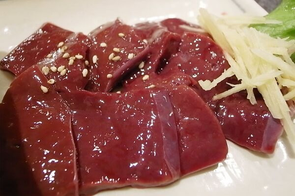 Bộ phận thứ nhất là gan bò. Đây là bộ phận giàu chất dinh dưỡng và được sử dụng làm món ăn chính tại rất nhiều nước trên thế giới. Tuy nhiên, gan bò chứa nhiều cholesterol và các loại kim loại nặng, gây tổn hại sức khỏe.