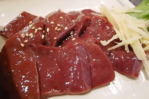 Bộ phận thứ nhất là gan bò. Đây là bộ phận giàu chất dinh dưỡng và được sử dụng làm món ăn chính tại rất nhiều nước trên thế giới. Tuy nhiên, gan bò chứa nhiều cholesterol và các loại kim loại nặng, gây tổn hại sức khỏe.