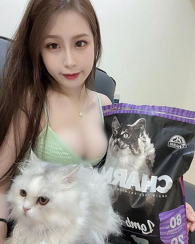 Cô nàng cũng thường xuyên diện những set đồ khoe nội y. Đặc biệt, dù đông hay hè thì hot girl gợi cảm này vẫn cố tình diện trang phục hở triệt để nhằm khoe nội y, khoe vòng 1.