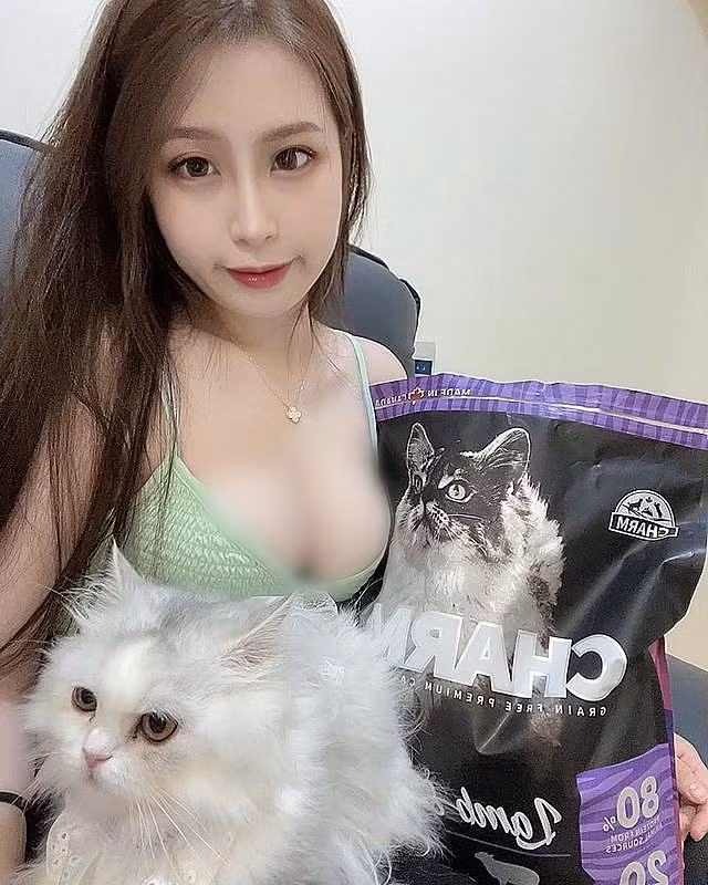 Cô nàng cũng thường xuyên diện những set đồ khoe nội y. Đặc biệt, dù đông hay hè thì hot girl gợi cảm này vẫn cố tình diện trang phục hở triệt để nhằm khoe nội y, khoe vòng 1.