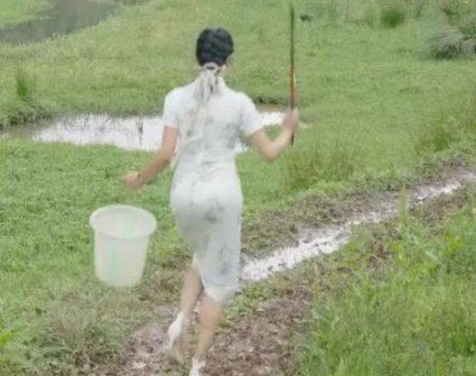 Họ muốn sự tương phản, đối lập để câu kéo sự chú ý của người xem.