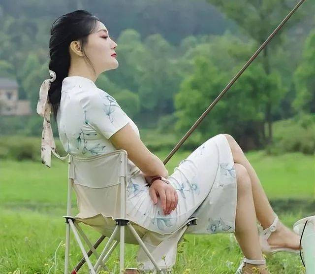 Tự xưng là thiếu nữ nông dân, hot girl quê mùa, mỹ nhân đồng ruộng, tiểu muội chốn hương dã nhưng những hot girl này hoàn toàn không phải là một cô gái nhà nông mà chỉ cố tình tạo dáng chụp ảnh.