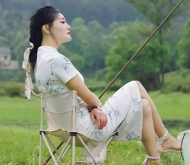 Tự xưng là thiếu nữ nông dân, hot girl quê mùa, mỹ nhân đồng ruộng, tiểu muội chốn hương dã nhưng những hot girl này hoàn toàn không phải là một cô gái nhà nông mà chỉ cố tình tạo dáng chụp ảnh.