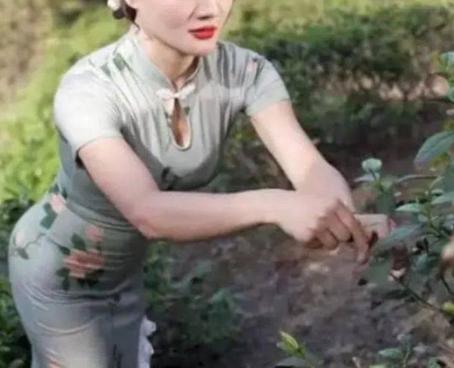 Theo những hot girl này, một mỹ nhân trang điểm đậm, đi giày cao gót, ăn mặc lụa là làm việc đồng áng chân lấm tay bùn hẳn sẽ là nội dung mới lạ, kích thích mọi người theo dõi.