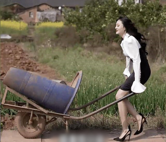 Tìm kiếm từ khoá "cuộc sống nông thôn", có tới hàng triệu bài viết, hình ảnh. Nắm bắt được xu hướng này, các hot girl cũng chuyển từ phố về quê làm nội dung.