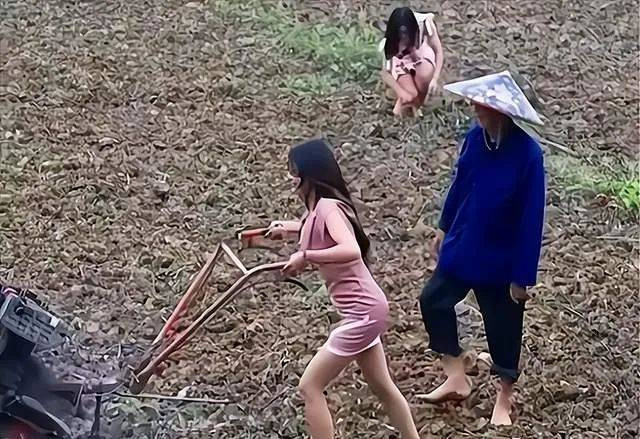 Bất kể tư thế làm việc có đúng hay không, làn da trắng nõn của các cô nàng đã "phản bội" lại chủ nhân. Nếu như làm đồng thật, không có ai ăn mặc hở hang như vậy vì nắng gắt sẽ làm cháy da, cực rát.