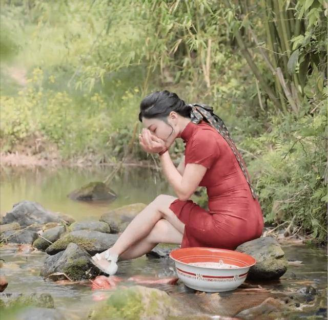 Tuy nhiên, có không ít các hình ảnh được xem là phản cảm, lố bịch, gây nhức mắt. Đa số đều cho rằng những hot girl này làm màu, hoàn toàn không biết gì về cuộc sống nông thôn.