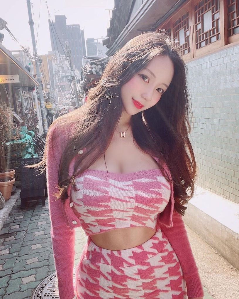 Lý do là bởi ngoại hình của cô nàng quá hoàn hảo, quá nổi bật với khuôn mặt thanh tú và tỷ lệ cơ thể đẹp hoàn hảo, khiến mọi cô gái mơ ước.