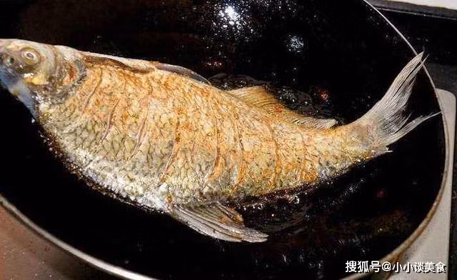 Trong suốt quá trình rán, bạn cũng có thể múc dầu sôi dội lên mặt trên cá để mặt này luôn được nóng.