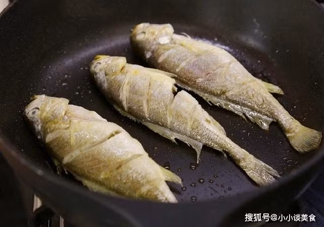 Một điều cầu lưu ý, khi rán cá bị bắn dầu, có thể sử dụng vung hoặc dụng cụ che chắn, nhưng không được đậy kín vung, vì hơi nước không thoát ra ngoài được, ngưng tụ lại bên trên vung và xung quanh mình cá. Khi chúng hình thành giọt to, rơi xuống sẽ tạo ra tiếng nổ lớn, bắn xa rất nguy hiểm, đồng thời khiến cá khó đạt được độ giòn như ý.