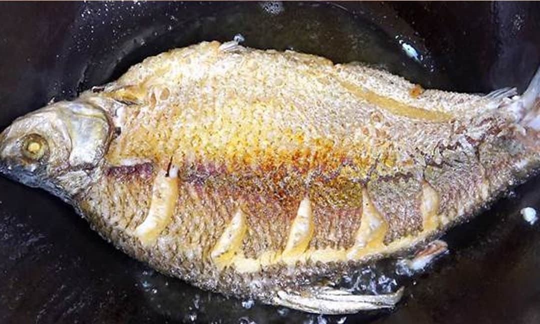 Chính vì vậy, trước khi cho cá vào chảo rán, bạn nên dùng khăn giấy thấm khô toàn bộ bên trong bụng và bên ngoài cá. Như vậy, cá rán sẽ thơm, không nổ dầu và vàng giòn, chắc thịt hơn.