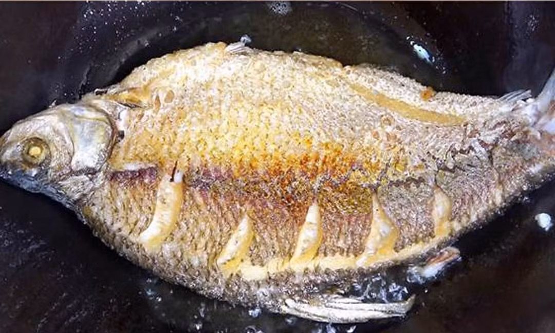 Chính vì vậy, trước khi cho cá vào chảo rán, bạn nên dùng khăn giấy thấm khô toàn bộ bên trong bụng và bên ngoài cá. Như vậy, cá rán sẽ thơm, không nổ dầu và vàng giòn, chắc thịt hơn.