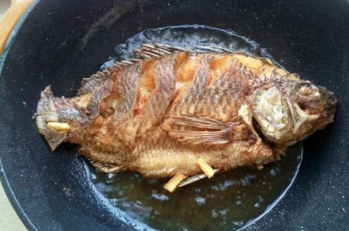 Một bí quyết chắc chắn phải nằm lòng khi rán cá là dầu ăn nóng già và lửa vừa phải. Đun nóng chảo rồi mới cho dầu ăn vào. Đun sôi dầu ăn đến độ nóng già thì mới cho cá vào.