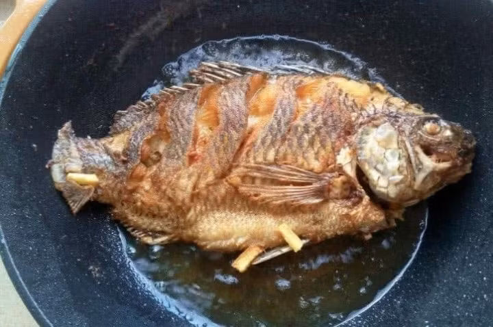 Một bí quyết chắc chắn phải nằm lòng khi rán cá là dầu ăn nóng già và lửa vừa phải. Đun nóng chảo rồi mới cho dầu ăn vào. Đun sôi dầu ăn đến độ nóng già thì mới cho cá vào.