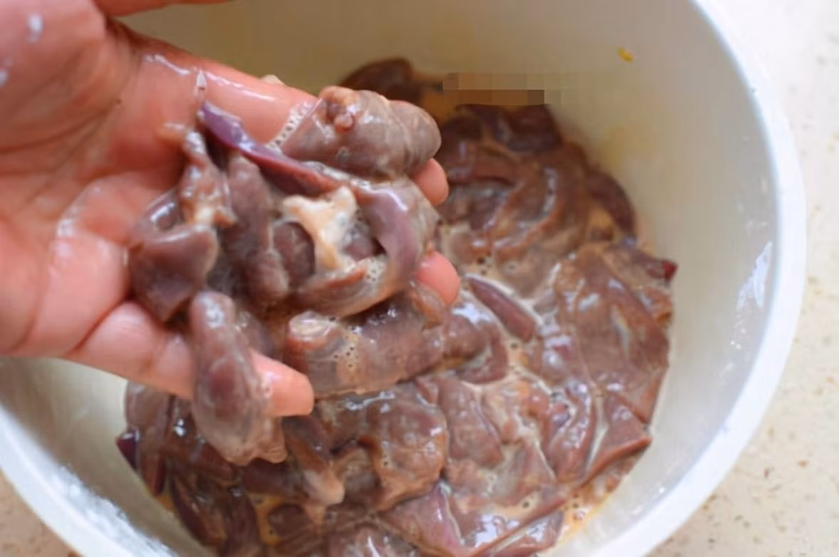 Dung dung nuoc rua gan lon, lam cach nay khu doc, gan cuc thom-Hinh-3