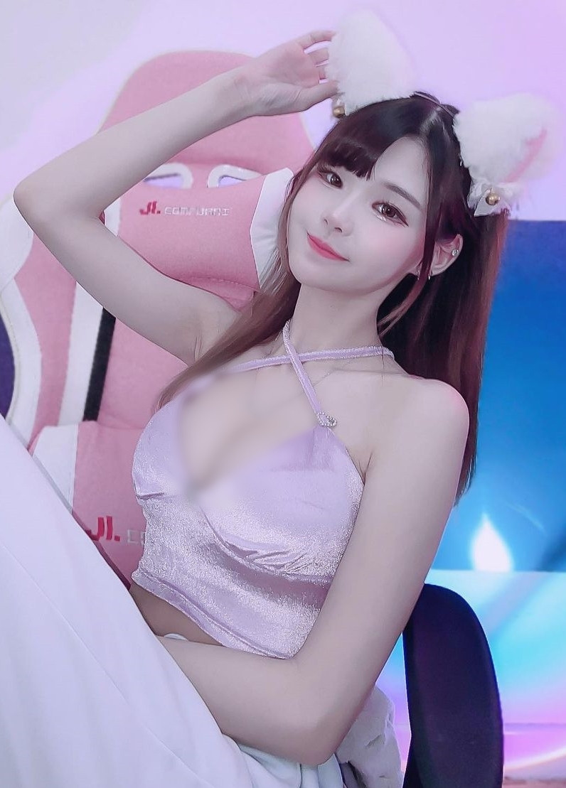 Trong những hình ảnh này, Iris hoá thân thành nàng mèo gợi cảm, xinh đẹp, khiến mọi người chỉ nhìn một lần cũng đủ mê mẩn.