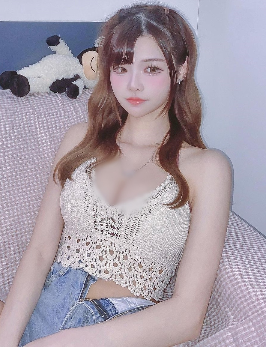 Iris được đánh giá là hot girl đẹp người đẹp nết, cô nàng rất chăm tương tác với fan.